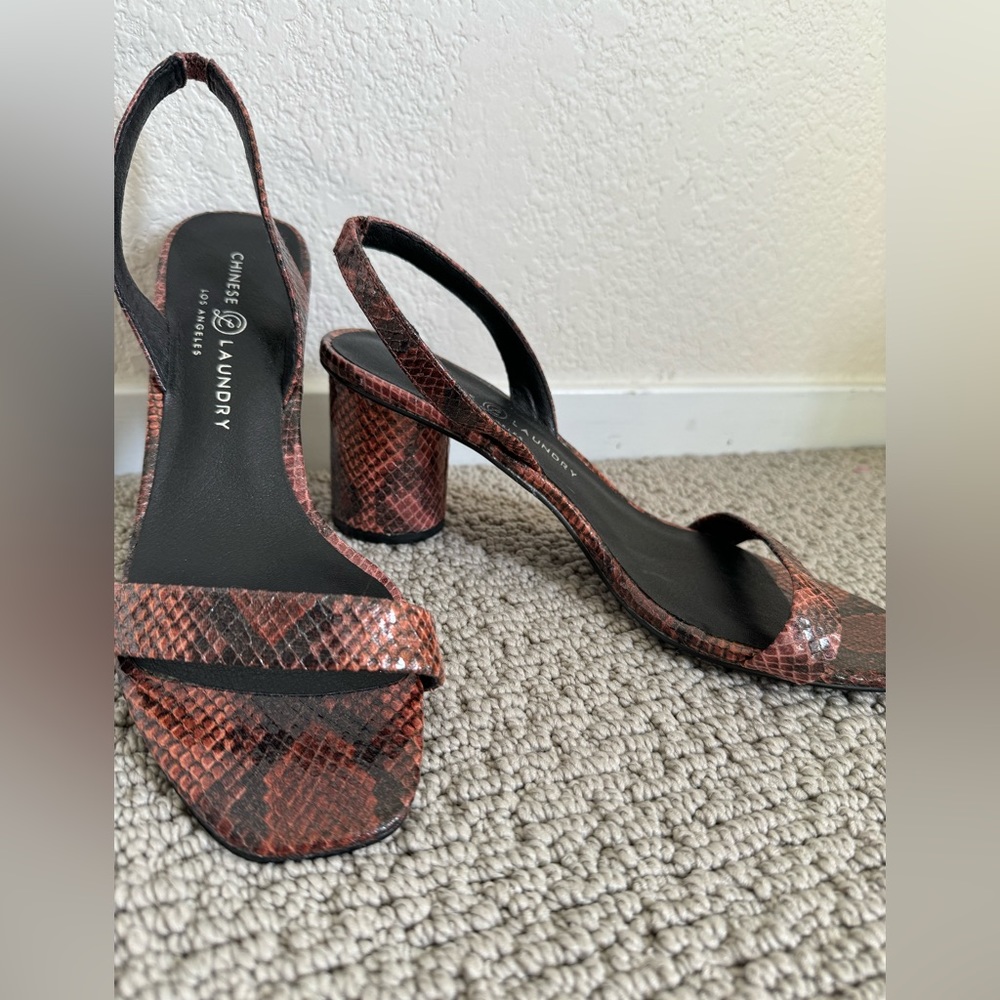 CHINESE LAUNDRY Yumi Sandal Snake Skin Print